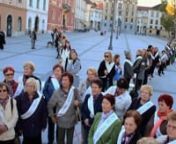 Vodstvo – instalacija – performansn180&#39;nnHodim za tabo in gledam te je ženski zemljevid mesta, v katerem lastnice spomina oblikujejo manjkajoče in spregledane zgodbe žensk, ki so se prebijale skozi to mesto, ga ustvarjale, nanj prisegale, ga dihale ter tiste, ki so vanj dnevno migrirale. Če je v slovenski prestolnici kar 360 spomenikov lokalnega pomena, koliko je zaznamb, na katerih so omenjene ženske?nnIdejna zasnova: Barbara Kapelj Osredkar; Avtorstvo: Barbara Kapelj Osredkar, Leja Ju