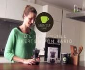 In diesem Video erklärt Annika von Green Cup Coffee die Kaffeemühle Skerton (www.green-cup-coffee.de/kaffeemuehle-hario-skerton): Die Handmühle vom japanischen Kult-Hersteller HARIO gewinnt sämtliche Preis-Leistungs-Tests: Und wenn sie nicht schon wieder ausverkauft ist, solltest Du zuschlagen! nnWarum wir die Skerton lieben:n- Einstellung für alle Mahlgrade möglich: von gröber für die French Press oder feiner für Espresso! n- Das Keramik-Kegelwerk kannst du einfach unter fließendem Wa