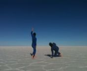 Umaï sur la route, dans le désert de sel d&#39;Uyuni nBolivie - mars 2014nnInterprètes : Théo-Mogan Gidon, Alice KinhnnVous pouvez nous suivre : http://duoumai.com