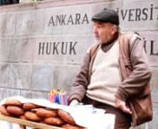 Murat Haydar Selimoğlu, 1988&#39;den beri Ankara Üniversitesi Hukuk Fakültesi&#39;nin önünde simit satarak geçimini sağlıyor. Kendisi bu süre içinde fakültenin ayrılmaz bir parçası, adeta