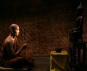 Dhammariya adalah seorang bhikkhu yang mengabdikan dirinya di sebuah vihara yang jauh dari kota. Suatu hari, ia menemukan sebuah ponsel umat yang tertinggal di kamar tamu saat tamu tersebut berlatih meditasi. Dhammariya menjadi tergoda dan menggunakannya untuk menelepon keluarganya. Hal ini membuatnya rindu terhadap keluarganya dan menjadi tidak tenang dalam meditasi karena melekat dengan ponsel tersebut.nn*nnBhante Dhammariya, a young monk living at a monastery far from the urban sprawl of Indo
