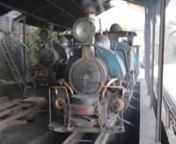 Fahrt mit der Schmalspureisenbahn der Darjeeling Himalayan Railway von Darjeeling nach Ghum.nngesprochener Text im Video:nnDarjeeling ist nicht nur bekannt durch seinen Tee, sondern auch durch seine Schmalspureisenbahn, auch Toy Train genannt. Die Spurweite beträgt 610 mm.nnEine Fahrt mit dieser zwischen 1880 und 1881 eröffneten Eisenbahn gilt als touristisches Highlight und sollte unbedingt zum Programm gehören.nnDie etwa 87 Kilometer lange Strecke, die in Siliguri beginnt und nach Überwind