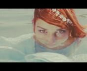 Voda (Official Music Video) by Mnogi DruginnIdeju za spot dobili su redateljica Anita Nadj i pjevač Martin Mandir: