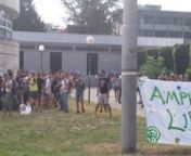 Sur le campus de Grenoble la direction de l&#39;université a demandé aux forces de l&#39;ordre de faire évacuer l&#39;amphi G occupé par les étudiants en protestation contre le service civique obligatoire.nnUn vent de panique soufflerait-il sur l’administration universitaire ?nnAprès l’été, le mouvement contre la loi travail et son monde reprend son cours. À Grenoble, sur le campus, les mobilisé-e-s de l’année dernière sont toujours là, et prêt·e·s à en découdre : après plusieurs ac