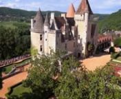 Un petit survol de la Vallée de la Dordogne, avec ses nombreux châteaux (Castelnaud, Les Milandes, Beynac...), promenade en gabare ou en canoë sur la rivière Dordogne, villages de charme (La Roque Gageac, Beynac, Castelnaud La Chapelle). C&#39;est en Périgord !