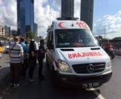 İstanbul Beşiktaş’ta trafik kontrolü yapan polise ticari taksi sürücüsü çarptı. Çarpmanın etkisiyle yere düşen trafik polisi kafasından yaralanırken, polisin yaralandığını gören taksi sürücüsü gözyaşlarına hakim olamadı.