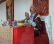 DÜ SUM SANG DJE GU RU RIN PO TCHEnGuru Rinpoche, corporificação dos Budas dos três tempos;nnNGÖ DRUB KUN DAG DE UA TCHEN PO JABnGuru que é grande bem-aventurança, senhor de todas as realizações;nnBAR TCHED KUN SEL DUD DUL DRAG PO TSALnGuru que é o Dinâmico e Irado Domador de Maras,ndissipador de todos os impedimentos,nnSOL UA DEB SO DJIN DJI LAB TU SOLnRogo-lhe, confira suas bênçãos.nnTCHI NANG SANG UE BAR TCHED JI UA DANGnPor favor, remova todos os obstáculos externos, internos e