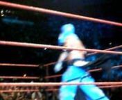 Entrées de Rey Mysterio puis de Kane lors du show WWE Raw Live Tour à Paris Bercy (27/09/08). Rey Mysterio et kane s&#39;affrontaient dans un match sans disqualification.nPour plus d&#39;informations sur le show :nhttp://web.mac.com/yannhautevelle/iWeb/Centres_interet/RawLiveTour2008c.html