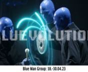 Die legendären Blaumänner sind zurücknnBluevolution heißt die brandneue Show der Blue Man Group, die populäre Klassiker der genialen Blaumänner mit innovativen Inhalten verbindet. Im April sind sie damit auch auf unserer Bühne zu erleben. Die drei kahlköpfigen blauen Charaktere werden bei ihren Slapstick-Eskapaden nunmehr durch einen weiblichen Protagonisten, The Musician, begleitet, die als Multiinstrumentalistin die traditionelle Band ersetzt. Mit auffallend blauem Haar und einem exzen