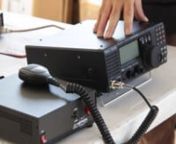 Este video explica el funcionamiento y la configuración de una radio base o transceptor de radio HF. nnVideo de apoyo audiovisual para