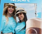 La prima activation Nescafé che sorprende i clienti sotto l&#39;ombrellone con un gustoso Nescafé Frappé.