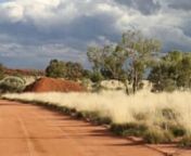 Cette vidéo est un documentaire original filmé sur sept ans à travers le Territoire du Nord, l&#39;ouest du Queensland et l&#39;Australie du Sud.nnL&#39;Australie est le continent habité le plus sec de la planète. Dans ce documentaire, nous explorons les déserts et les paysages arides d&#39;Australie pour découvrir certaines des plantes et de la faune qui peuplent l&#39;Outback australien.nnLa vidéo vous emmènera à travers l&#39;immense centre aride de l&#39;Australie où vous verrez The MacDonnell Ranges, Wild B