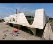 İÇMİMAR TV - www.icmimar.com/tvnPhaeno Science Center / Wolfsburg, ALMANYAnnİlk planlamalara Kasım 1998’de başlanan proje bir sene sonra Ocak 2000’de bir mimari yarışma ile devam edildi. Irak kökenli bir mimar olan Zaha Hadid’in tasarımı yarışmayı kazandı.Dekonstrüktivizm stilindeki tasarlanmış bir yapı olan Phaeno Bilim Merkezi yaklaşık beş yıl sonra 24 Kasım 2005 günü ilk kez kullanıma açıldı. Bu tasarım ile Zaha Hadid RIBA’nın geleneksel olarak dağıtt