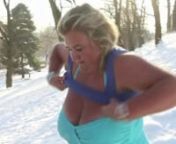 Hilde Skovdahl fra Charterfeber morer seg i snøen – i badedrakt!