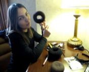 Lalá Noleto ensina como fazer o coque donuts e uma maquiagem para viagem