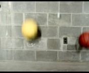 Short film by Renaud Hallee.nFalling objects synchronized to produce rhythm (2009).nhttp://possiblemetrics.comnnGraviténCourt métrage de Renaud Hallée.nMusique générée par la chute d&#39;objets au sol. 2009