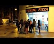 “Estem a Vic és de nit i fa fred. Una desena de persones es troben davant del Yuming Pizza. Fa poc estaven dins la pizzeria esperant que parés de ploure. En Yuming agafa la seva moto per repartir pizzes. Aquest grup de gent està a punt de començar una deriva pel barri del Remei.(…)”nnAixí comencem el vídeo que ens van encàrregar les noies del projecte Constelaciones, i que és una de les propostes del Viver de Projectes de l’ACVic. Durant els últims mesos les companyes del proj