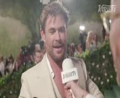Chris Hemsworth on Getting the Text from Anna Wintour from idk text emote