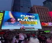 S'afficher sur Times Square from et times e paper