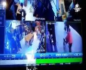The incident occurred at the door of a clothing store in the San José neighborhood in Argentina, where the young man who saw the older man lose the bag of money worked.