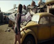On the run in the year 1987, Bumblebee finds refuge in a junkyard in a small Californian beach town. Charlie, on the cusp of turning 18 and trying to find her place in the world, discovers Bumblebee, battle-scarred and broken.