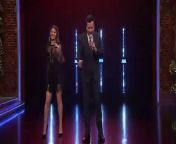 Jimmy challenges Hailee Steinfeld to take turns singing as many songs as they can think of to go with a random beat played by The Roots without hesitating.