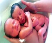 How baby twins are making bath