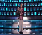 Jane Lynch looks inside a People&#39;s Choice Awards 2016 gift bag and accidentally starts a fight with Sandra Bullock!