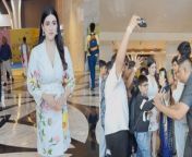 Mannara Chopra gets trolled for not reacting to her Guard&#39;s gesture towards her Little Fans. Watch video to know more &#60;br/&#62; &#60;br/&#62;#MannaraChopra #MannaraChopraVideo #MannaraChopraTrolled &#60;br/&#62;~PR.132~