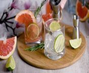 According to Forbes, the fast-growing ‘NoLo’ movement (no and low alcohol) is driving the demand for alternatives to alcoholic beverages. Lucky we’re here with a much-loved spring mocktail for the millennials and Gen-Z’s that are generally drinking less. Data-approved!Buzz60’s Chloe Hurst has the story!